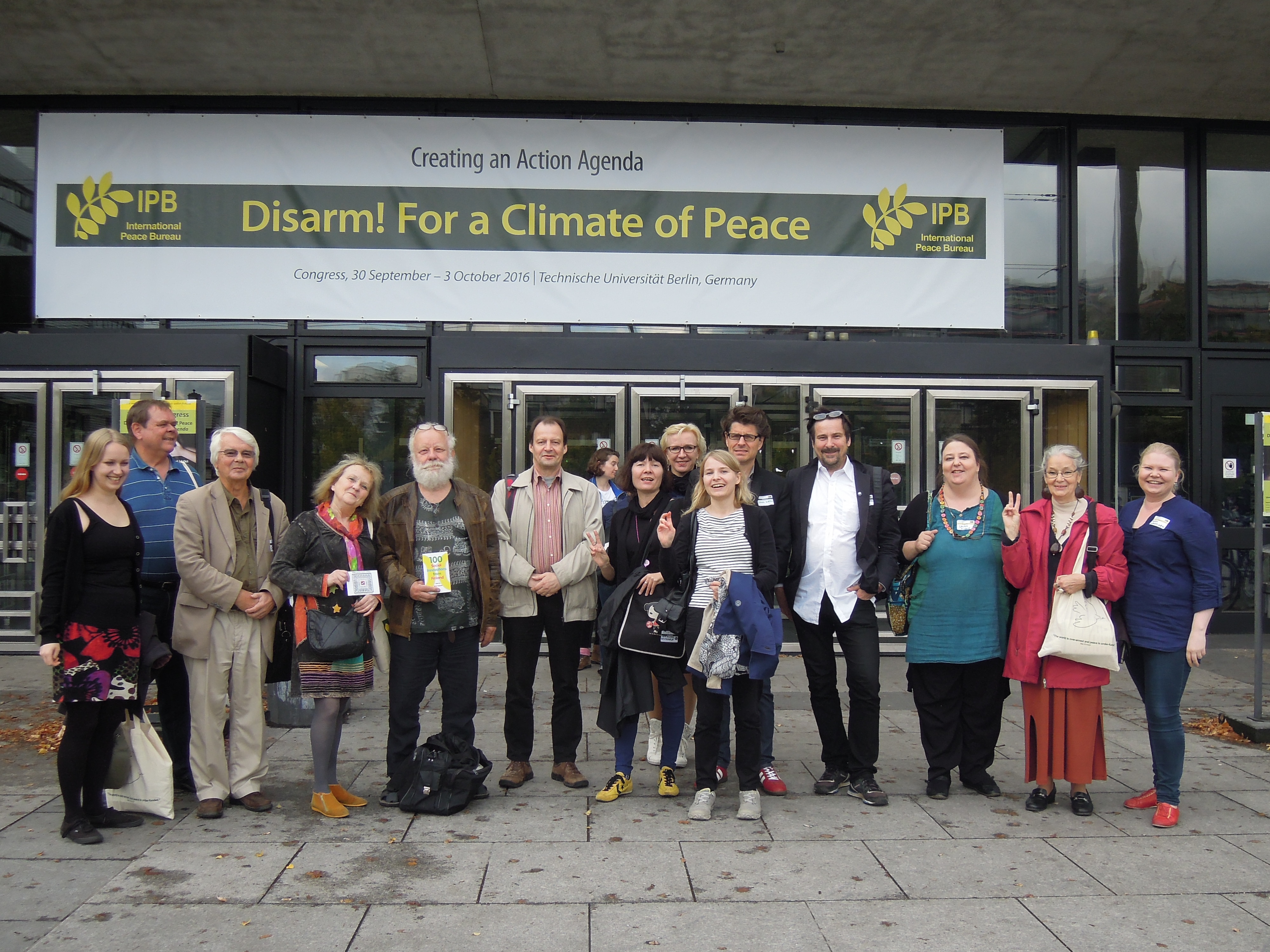Suomalaisia rauhanaktivisteja International Peace Bureaun kongressissa Berliinissä 2016