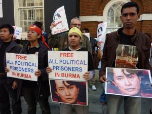 Mielenosoittajat pyytävät vapauttamaan poliittiset vangit vuonna 2009. Kuva: totaloutnow/Flickr cc